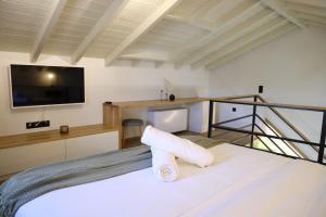 Säng eller sängar i ett rum på Castrusso Castle apartments