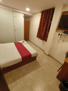 Een bed of bedden in een kamer bij Hotel Beach Crown Juhu