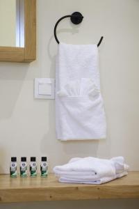 een handdoek aan een muur naast een plank met handdoeken bij Castrusso Castle apartments in Chios