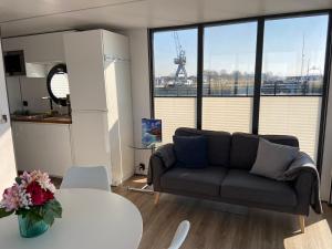 Kuchyň nebo kuchyňský kout v ubytování Hausboot Fjord Claudia Schleswig
