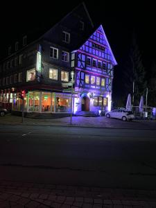 un edificio con luces azules en la parte delantera en Hotel Wittgensteiner Hof, en Bad Laasphe