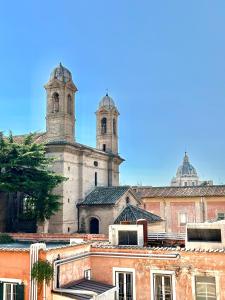 ローマにあるPrivate Luxury Suitesの二重塔建ての古教会
