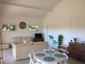 sala de estar con sofá y mesa en Attractive holiday home with garden, en Saint-Marcet