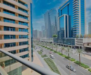 vista su una strada in una città con edifici alti di Dream Inn Apartments - Budget Luxury Apartments in or near Downtown Dubai, Sobha, Meydan, Business Bay and Bay Square a Dubai