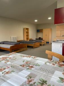 a room with two beds and a kitchen with a table at Grande in Mediaş