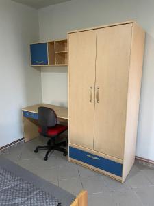an office cubicle with a desk with a chair and a cabinet at Grande in Mediaş