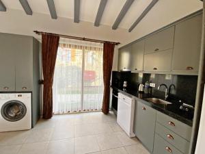 Kuchyň nebo kuchyňský kout v ubytování Likya Suit A 2+1 Villa, Özel Havuzlu, Fethiye