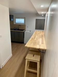 cocina con mesa de madera y encimera en Superbe appartement avec spa privatif, en Vincelles