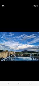 uma vista para um edifício com uma grande piscina em APARTAMENTO PRÓXIMO A PRAIA PISCINA E AREA GOURMET em Ubatuba