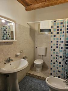 een badkamer met een wastafel en een toilet bij Sicilia Bella in Mazara del Vallo