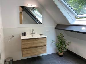 Ett badrum på Vakantiehuis De Zeeuwse Schuur in de Zak van Zuid-Beveland
