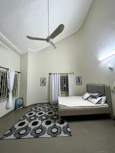a bedroom with a bed and a ceiling fan at Appartement spacieux bien situé in Cotonou