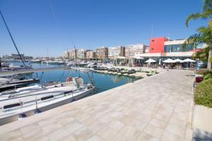 een jachthaven met boten in het water en gebouwen bij Casa Natura Levante Beach in Santa Pola