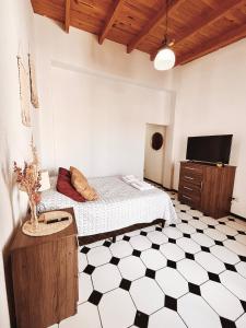 a bedroom with a bed and a black and white tiled floor at Departamentos PLENO CENTRO in Tupungato