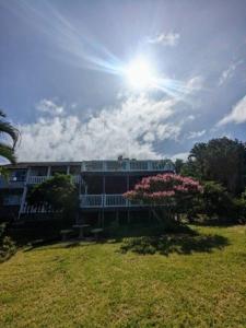 ein großes Gebäude mit der Sonne am Himmel in der Unterkunft Utopia in Palm Beach in Port Edward