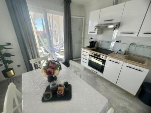 una cocina con una mesa con un jarrón de flores. en Villa Zonta Apartment Maremi with private jacuzzi, en Buje