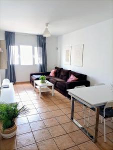 een woonkamer met een bank en een tafel bij Capital House 2 in Arrecife