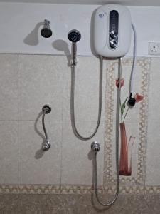 prysznic w łazience z telefonem na ścianie w obiekcie Samashi Lucky Villa w mieście Galle
