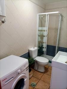een badkamer met een toilet en een wasmachine bij Capital House 2 in Arrecife