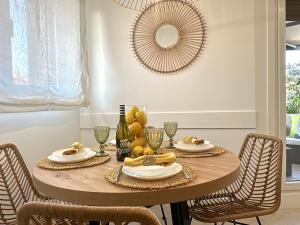 a dining room table with fruit and a mirror at Ático Luz y Mar in Cambados