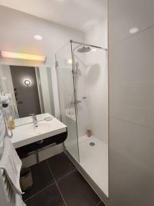 uma casa de banho com um chuveiro e um lavatório. em Appartement quartier Chartrons étage 2 em Bordeaux