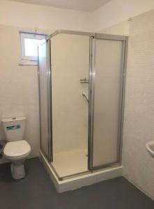 La salle de bains est pourvue d'une douche et de toilettes. dans l'établissement Mİ AMOR SELİMİYE, à Marmaris