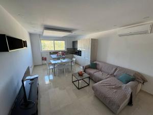 Posezení v ubytování Marsaxlokk Modern Apartment, Large Backyard