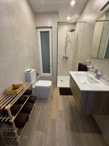 y baño con aseo y lavamanos. en Marsaxlokk Modern Apartment, Large Backyard, en Marsaxlokk