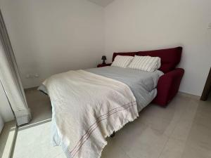 A bed or beds in a room at Marsaxlokk Modern Apartment, Large Backyard