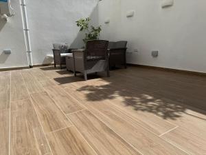 A seating area at Marsaxlokk Modern Apartment, Large Backyard