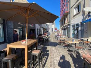 Restoran atau tempat lain untuk makan di Saint-Quay-Portrieux Grande Maison avec terrasse à 40m de la plage du port