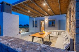 una sala de estar con una mesa y un sofá en Vista Mare 100 Meters to Beach with BBQ, en Kardamaina 51 fotos más