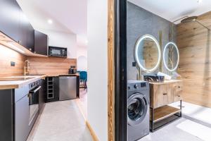 a kitchen with a washer and dryer in a room at Studio The Greatest in Moutiers