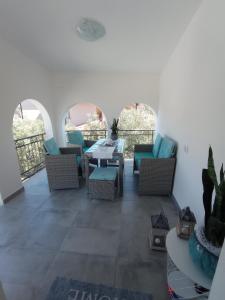 Habitación con patio con mesa y sillas. en Casa Antonella, a pochi passi dalla spiaggia con stradello privato, en Solanas
