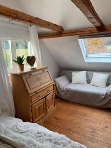 1 dormitorio con cama, mesa y ventana en Ferienhaus Rennsteig-Wander-Mountainbike und Langlaufparadies en Friedrichshöhe