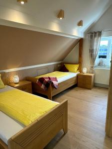 1 dormitorio con 2 camas y ventana en Ferienwohnungen Roiser en Bad Wörishofen