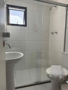 ein Badezimmer mit Dusche, Toilette und Waschbecken in der Unterkunft M256 | Flat localizado no Jardins in São Paulo