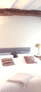 two beds with white sheets and pillows in a bedroom at Smiling Fox Room in Leuven