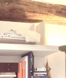 Ein weißes Handtuch liegt auf einem Bücherregal. in der Unterkunft Smiling Fox Room in Löwen