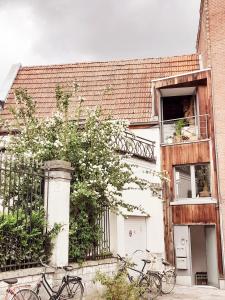 een groep fietsen geparkeerd voor een gebouw bij Smiling Fox Room in Leuven