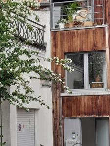 ein Gebäude mit einem Fenster mit Blumen darauf in der Unterkunft Smiling Fox Room in Löwen