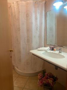 łazienka z umywalką i zasłoną prysznicową w obiekcie Bacio di Sole w Puli