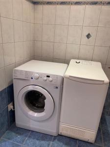 于南格100m2 3chambres 5km du Carnaval de BASEL Free Wifi的浴室里的洗衣机和垫圈