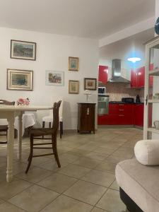 salon ze stołem i kuchnią w obiekcie Bacio di Sole w Puli