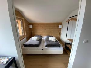 1 dormitorio con 2 camas en una habitación pequeña en Chalet L'Adret, 3,5 pièces dans les combles., en Gryon