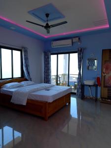 um quarto com uma cama grande e uma ventoinha de tecto em Saisagar beach resort em Devgarh