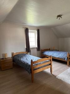 a bedroom with two beds and a window at THE 11 gîte pour vacances ou travail in Comines