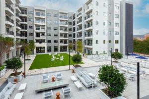 eine Luftansicht eines Apartmentkomplexes mit Innenhof in der Unterkunft Courtyard by Marriott Gainesville GA in Gainesville