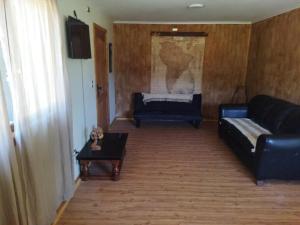 ein Wohnzimmer mit einem Sofa und einem Tisch in der Unterkunft Chalet Valdivia in Valdivia