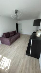 ein Wohnzimmer mit Sofa und Tisch in der Unterkunft Квартира между правым и левым берегом, рядом с набережной на улице Габдуллина in Astana